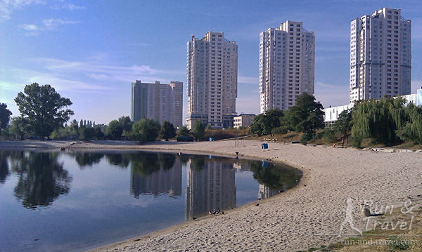 Пляж с кабинками для переодевания на озере Тельбин