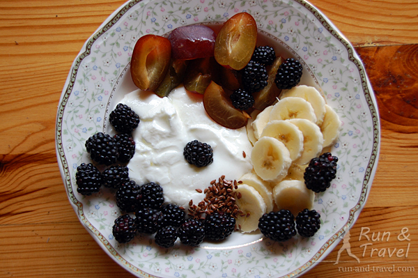 Домашний йогурт + банан + ежевика + сливы + семена льна